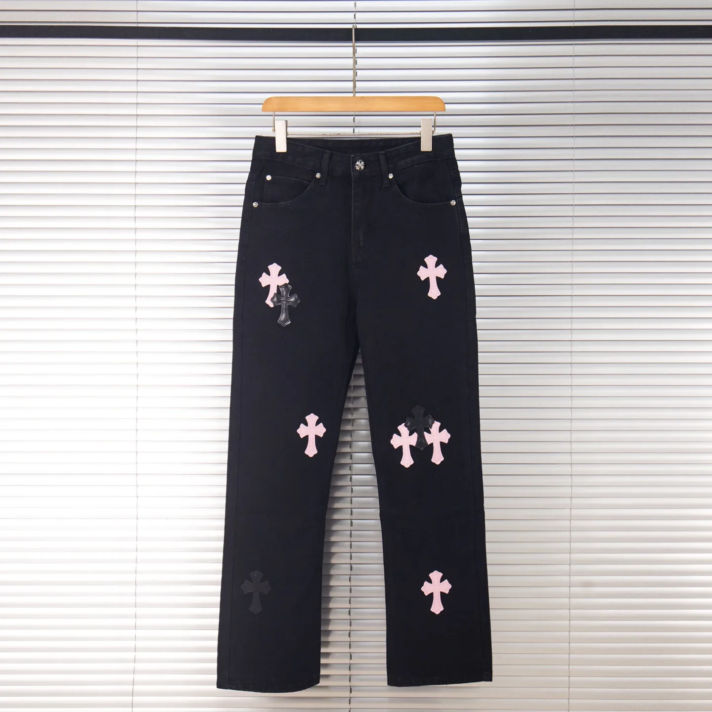 P260 Chrome Hearts Black Pants Sanskrit Black Pink Multi-Leather Jeans CH jeans need to be washed after the finished product is disassembled and then hand-stitched with sheepskin cross leather and then spliced ​​together to complete. The whole piece has too many craftsmanship to explain, patchwork cross flower embellishment, high-waisted washed jeans! ! Absolutely high-end luxury products, god-level single products and super popular products, made with top heavy industry, a must-see magic weapon. Customized hardware. The fabric is thick and soft after washing. It has good breathability. Customized small leather label. Unique design. The details are simple and elegant, and the workmanship is exquisite. The entire trousers are neatly routed and the details are in place! It’s so cool that both men and women can easily control the genderless trend! Style number: 1871# Color: black Size: 28 30 32 34